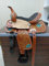 WONDER WISH Schöner brauner und schwarzer Ledersattel mit gelbem und blauem Design, Western-Vergnügen, Trail, Rennfahrer, Show, Pferd, silberfarbene Kristalle (Größe 43,2 cm)