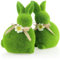 com-four® 2X Dekofigur - Osterhase mit Schleife und Blumen - grüne Hasenfigur aus Keramik - Dekofiguren für Frühling und Ostern - Hasenpaar mit Kunst-Gras überzogen - Osterdeko (02 x Hase-20 cm)