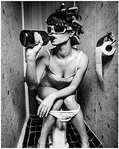 Wallario Black and White Edition - Poster Kloparty - Sexy Frau auf Toilette mit Weinflasche in Premiumqualität, Größe: 40 x 50 cm