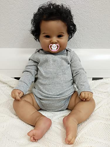 MineeQu 60CM Énorme Taille bébé Afro-américaine Souriante réaliste Nouveau-né poupées pour Tout-Petits avec des Cheveux enracinés Peau Noire Corps Doux lesté renaître câlin bébé poupée Coffret Cadeau
