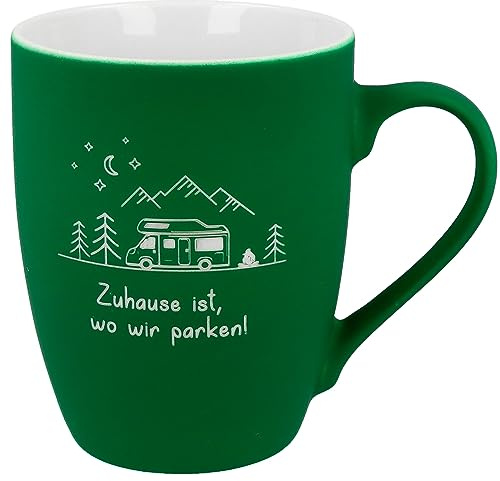 Spruchreif | Soft-Touch Tasse Grün Zuhause ist, wo wir parken! – Beidseitig gravierte Tasse mit Camping-Spruch | Geschenk für Camper, Vanlife-Fans & Outdoor-Liebhaber