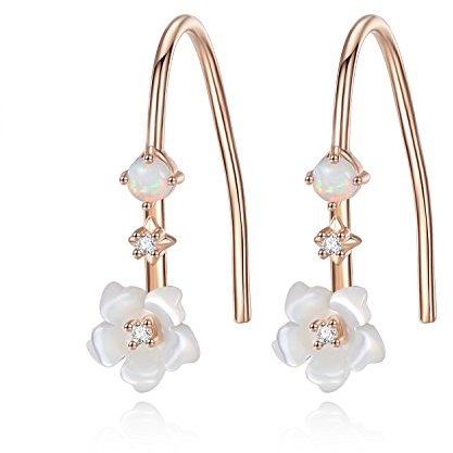 Boucles d’oreilles pendantes Femme de Fleur en nacre et argent fin 925 plaqué or rose 18K Vente par VIKI LYNN