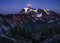 Displate - Poster aus Metall - Magnet-Montage - World Class Photos - Space Photos - Blood Moon over Shuksan 45 cm x 32 cm