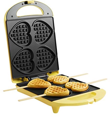 Bestron Waffeleisen für Herzwaffeln am Stiel, Waffelmaker mit Antihaftbeschichtung für Herzform-Waffeln, Retro Design, 780 Watt, Farbe: Gelb