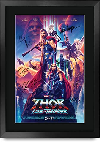 HWC Trading FR A3 Thor 4 Love and Thunder Chris Hemsworth Geschenke Geduckter Poster Signiertes Autogramm Foto für Fans von Film Memorabilien - A3 Framed