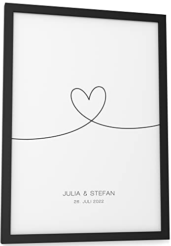 Papierschmiede® Personalisiertes Bild mit Namen und Datum | DIN A4 (21x30 cm) Bilderrahmen wählbar, Poster Geschenke fertig gerahmt, Namen, Hochzeitsgeschenke für Brautpaar Herz „Wedding Heart“
