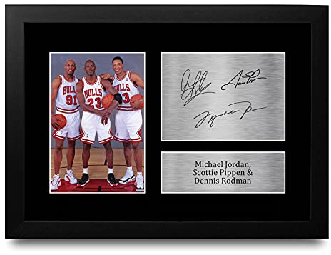 HWC Trading FR A4 Michael Jordan Dennis Rodman and Scottie Pippen Chicago Bulls Geschenke Gedruckt, Signiert Autogramm Bild für Basketball-Erinnerungsstücke-Fans - A4 Framed