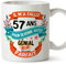 Mugffins Mug/Tasse Joyeux 57 Anniversaire - IL M'A FALLU 57 ANS POUR DEVENIR AUSSI GENIALE - Cadeau Original pour Homme et Femme