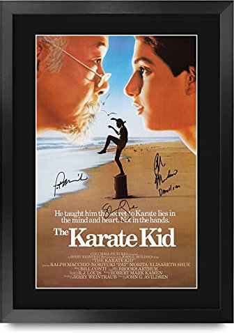 HWC Trading The Karate Kid Regali Stampati Autografo Firmato Immagine Per Gli Appassionati Di Memorabilia Di Film - A3 Incorniciato