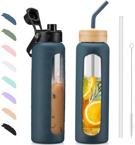 BLUEGO 900ML Bouteille d'eau en Verre et 2 Couvercles Gourde Reutilisable Tasse à Café avec Marqueur de Temps et Protecteur en Silicone Sans BPA pour Enfant et Adultes, Bleu foncé