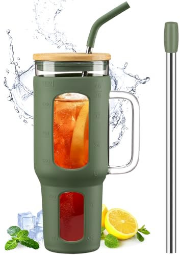 BLUEGO Tumbler becher mit Deckel und Strohhalmen, 1400ml Kaffeebecher To Go mit Henkel, Trinkbecher mit Silikonhülle, 1,4 L Tumbler becher mit 2 Strohhalmen, BPA-frei, Olive