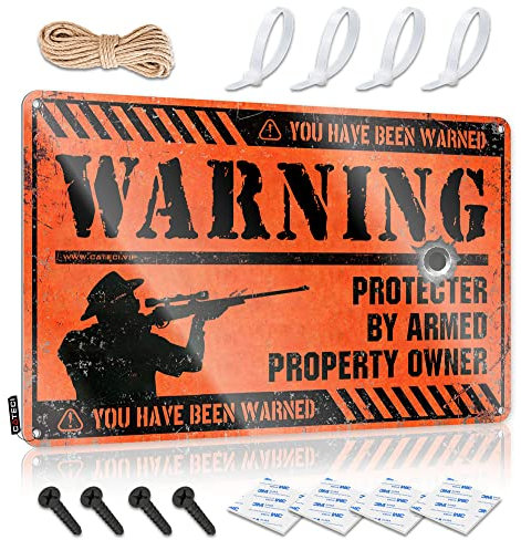 Divertente cartello in metallo con scritta Yard Signs Warning Protecter by Armed Property Owner (lingua italiana non garantita), regalo per gli appassionati di armi (dimensioni: 20 x 30 cm)