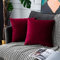 UPOPO 2er Set Samt Kissenbezug Dekorative Einfarbig Kissen Kissenhülle Kissenbezüge Dekokissen Zierkissen Sofakissen für Sofa Couch Schlafzimmer Wohnzimmer mit Reißverschlüsse 55 X 55cm Weinrot