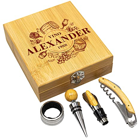 Geschenke 24 | personalisiertes Sommelier-Set (Weinrebe) | Bambus-Holz | mit Wunschnamen oder Wunschdatum | verschließbar | mit 4-teiligem Zubehör | Dekogeschenk |