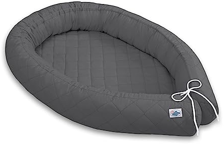 Bene Butik Kuscheliger Schlafkokon 2in1 in Anthrazit Farbe Babynest für Neugeborene Kleinkinder gemütlicher sicherer vielseitiger Schlafplatz Perfekte Lösung für Eltern 90x57 cm