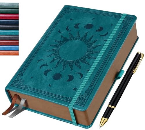 HwxBen Notizbuch (19.6 x 25.4 cm) Liniert – Tagebuch mit 360 Seiten, PU Leder Hardcover im Vintage Sonne & Mond Design – Ideal als Geschenk für Familie und Freunde – Seegrün, mit Stift.