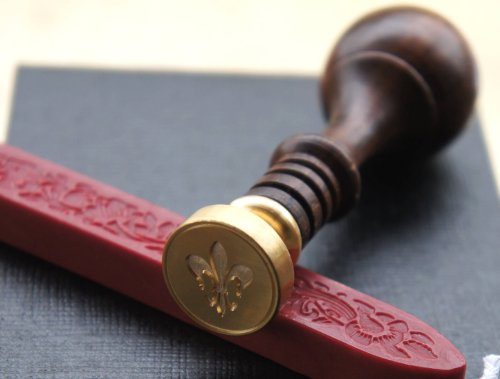 Siegelstempel Sigillum Gravur Lilie 2 + Gutschein für Monogramm Gravur, mit 1 Stange Siegelwachs im Geschenkkarton