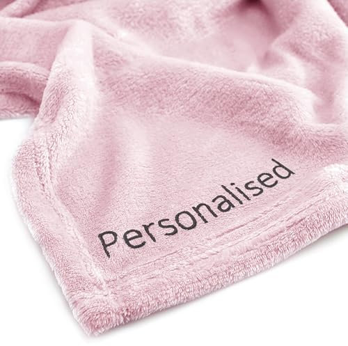 DecoKing Personalisierte Kuscheldecke 220x240 cm Rosa Decke mit Namen Bestickt Microfaser Tagesdecke Fleece Mic
