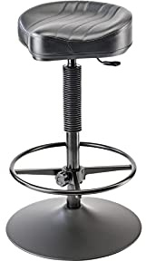 K&M 14091 Bühnenhocker Schwarz - Stahl, Kunstleder - bequemer Sattelsitz mit Tellerfuß, Gasdruckfeder und Fußablage