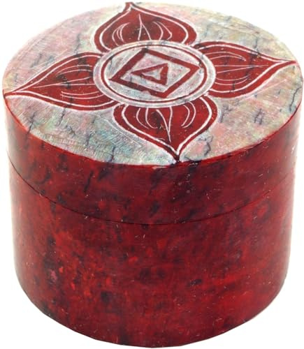 Dose aus Speckstein, Chakra Schmuckdöschen mit Deckel, Wurzelchakra | Kleine Box mit abnehmbarem Deckel, Gravur symbolisiert kosmische Ordnung und spirituelles Wachstum.