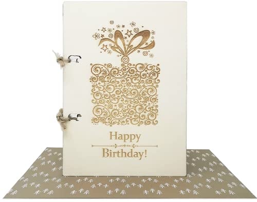 Woodland Mail Geburtstagskarte aus Holz - Graviertes, detailliertes Geschenk mit eingraviertem Happy Birthday darunter.