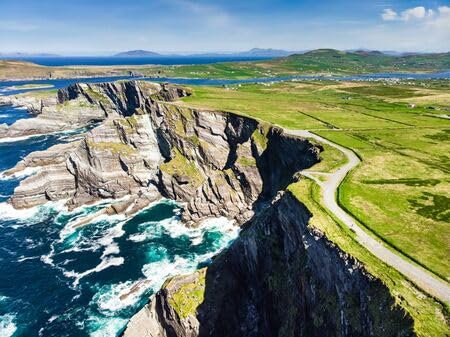 adrium Poster-Bild 90 x 70 cm: Eine erstaunliche Welle peitschte die Kerry Cliffs, die weithin als die spektakulärsten Klippen in der Grafschaft Kerry, (128290895)