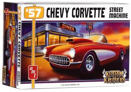 AMT 1957 Chevy Corvette Street Machine Modellbausatz im Maßstab 1:25 - Kustom Kruisers Series, 454 Big Block V-8 Motor, Kotflügel- und Motorhaubenschaufeln, Wheelie Bars, Chrom-Details & Goodyear