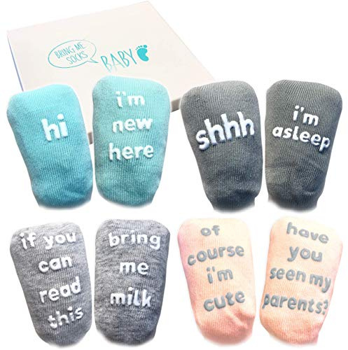 BRING ME SOCKS Babysocken Geschenkset – Einzigartiges Geschenk für Babyparty oder Neugeborene – 4 Paar süße Zitate in Geschenkbox, verschiedene 0-12 Monate