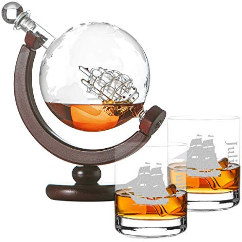 polar-effekt Whisky-Karaffe Globus mit Weltkarte - Zwei Whiskygläser Tumbler mit Gravur Motiv Segelschiff - Geschenkidee Geburtstag Weihnachten - Weltkugel Dekanter aus Glas 850ml