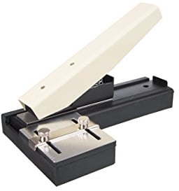 Karteo® Tischstanze für Plastikkarten mit Zentrierung | Kartenstanze für Langlochung | inkl. einstellbarer Schlitzhalterung | Anschlag | Stapler Style Stanze