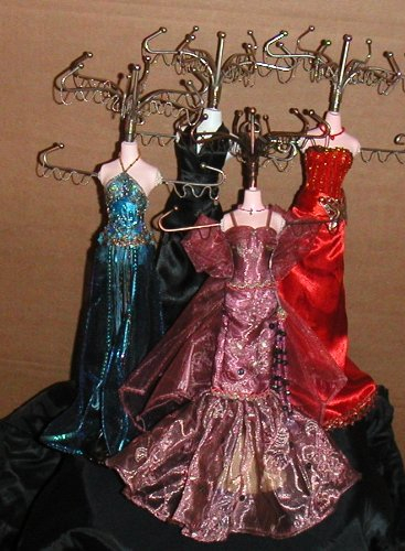 Yeti-Gold Schmuckpuppe in Abendkleid Farbe rot