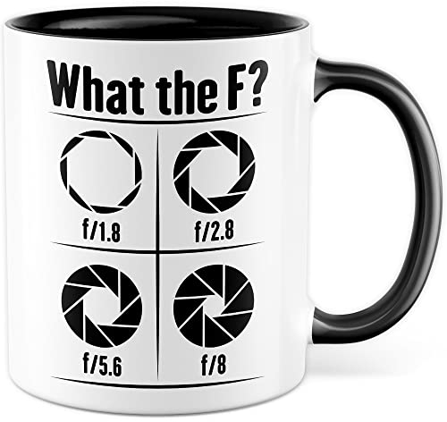 Tasse Kamera Geschenk, What the F? Geschenkidee Fotograf Kaffee-Becher Kaffeetasse Tasse mit Spruch lustig Blende Kameralinse Fotografin Videograf Kamera fotografieren (Weiß/Schwarz)