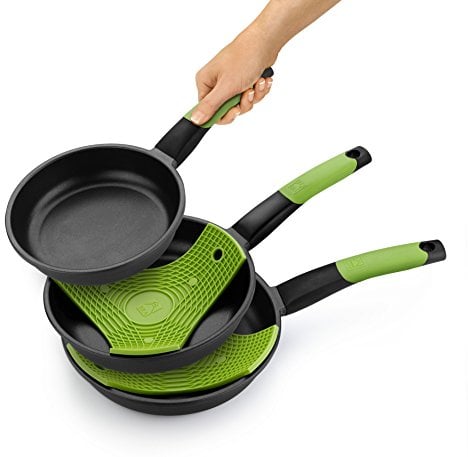 BRA Prior Set de 3 Sartenes, 20-24-28 cm, Aluminio Fundido Antiadherente, con Dos Salvamanteles Safe Verdes, Aptas para Todo Tipo de Cocinas Incluida Inducción