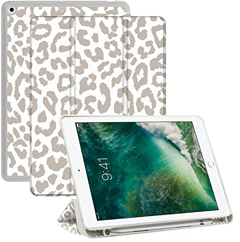 Deokke Kompatibel mit iPad 25,9 cm (10,2 Zoll), 9. / 8. / 7. Generation (2021/2020/2019) mit Stifthalter und weicher TPU-Rückseite, automatische Sleep/Wake-Abdeckung, weißer Leoparden-Gepard