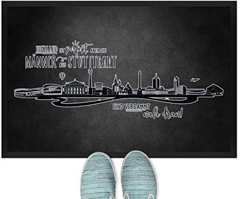 JUNIWORDS Fußmatte, Niemand ist perfekt, Aber die Männer aus Stuttgart sind verdammt nah dran, 120 x 80 cm, mit Gummirand (1006883)