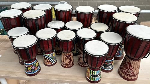 Djemben für Schulen & Jugendgruppen Großpackung mit 10 40 cm hohen Bass-Djemben & 10 30 cm Mittelklasse-Djembe-Trommeln, sparen Sie £69,80 ! Gemischte Designs, toller Sound, Fair Trade