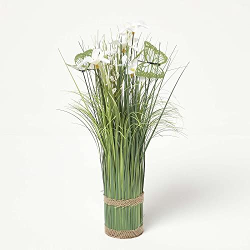 Homescapes Künstliches Gras-Arrangement mit Blüten und Schmetterlings-Dekoration Creme-grün, 35 cm groß