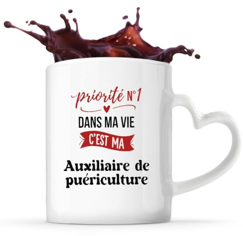 Tasse Cœur Priorite N1 dans ma vie C'est ma Auxiliaire de puericulture - Mug - Idée Tasse Personnalisable en forme de Cœur Cadeau Anniversaire Fête Original Famille Travail Départ Collègue Retraite.