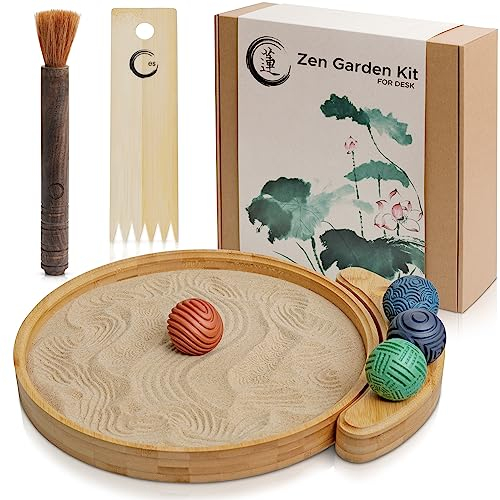 ENSO - Kit de Jardin Zen Japonais pour Bureau - Coffret d'outils et Accessoires de Jardin pour Bureau - Grand Plateau Rond en Bambou de 30,5 cm, 4 sphères de Tampon, Sable Naturel, râteau - Mini