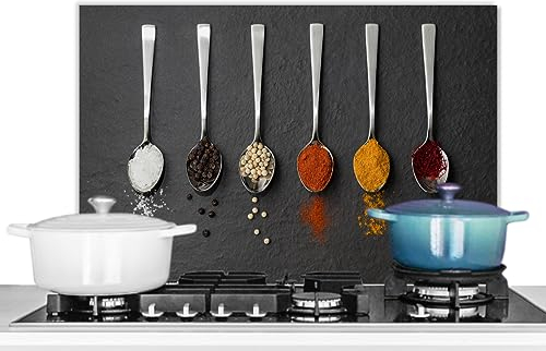 KitchenYeah© Küchenrückwand Platte Spritzschutz Küche Deko Aluminium Platte Spritzschutz Herd Alternative für GlasplatteGewürze - Löffel - Tisch - Rustikal - Kräuter - 60x40 cm
