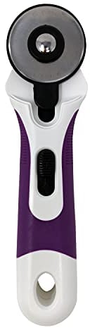 The Quilted Bear Rotary Cutter - Cutter rotatif ergonomique à prise souple pour tissu avec lame de coupe tranchante et système de remplacement de lame facile (45mm)