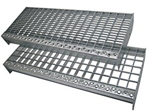 Gitterroststufe - 800 x 240mm - rutschhemmende Sicherheitsantrittskante - Maschenweite 30 x 30 - Tragstab 20/1,5mm