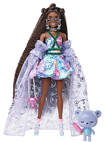 Barbie Extra Fancy, Langen schwarzen Haaren & Teddykleid, Sonnenbrille, Schmuck, Handschuhe, Geldbörse, High Heels, Bär mit EIS am Stiel, inkl. Barbiepuppe, als Geschenk geeignet,HHN13