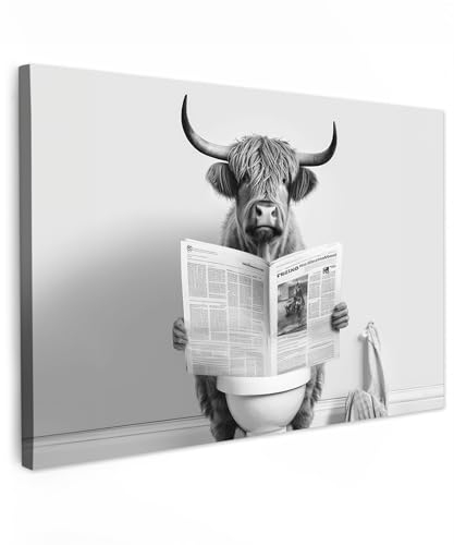 MuchoWow© Bilder Groß 120x80 cm XXL Wohnzimmer Deko Modern Wandbild Foto auf Leinwand Bild Schlafzimmer Room Decor Geschenke Schottisches Hochlandrind - Kuh - Highland Cow - Toilette - WC - Weiß
