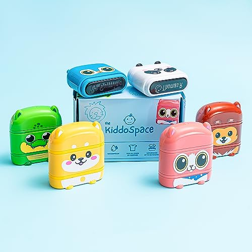 KiddoSpace Timbro Nome Personalizzato per Vestiti Bambini – Doppio Lato con Inchiostro Bianco e Nero – Timbro Asilo Riutilizzabile per Abbigliamento