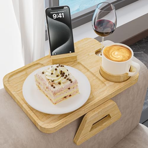 Swaitee Bamboo Sofatablett Armlehne, Magnetische Couch Tablett mit 360° drehbarem Telefonhalter, Faltbarer Couch Getränkehalter mit Weinglashalter für Essen und Getränke