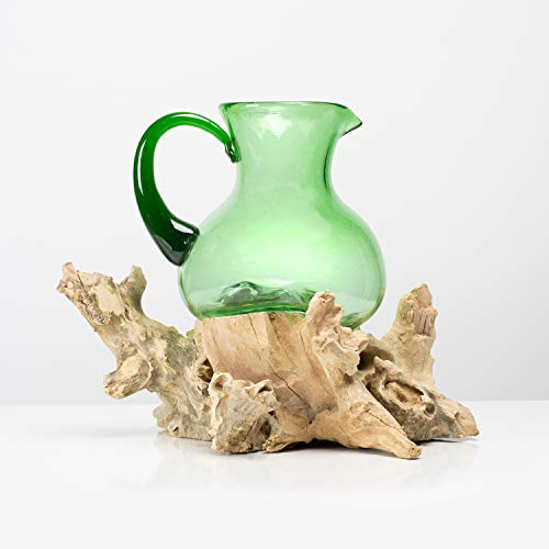 Rikmani - Deko Glaskaraffe auf Holzpodest Schmelzkaraffe (Grün) - Designer Vase aus Glas mundgeblasen auf Holzwurzel Blumenvase Wasserkaraffe Schmelzvase