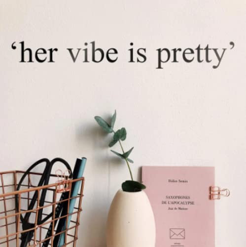 Her Vibe Is Pretty Wandaufkleber Spiegel Wohnzimmer Büro trendige weibliche Schönheit positiv inspirierendes Zitat Wandtattoo für Frauen 40 cm breit x 5 cm hoch
