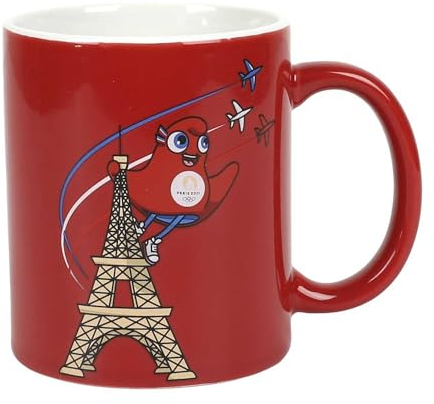 PARIS 2024, CJO40033, Mug Céramique Mascotte Tour Eiffel Rouge 30 cl, Produit Officiel sous Licence, Tasse avec Anse en Grès, Accessoire Parfait pour Savourer vos Boissons Préférées