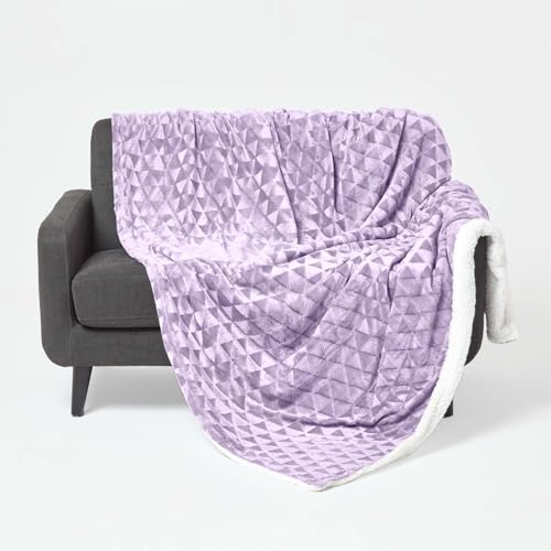 Homescapes Samt Kuscheldecke Lavendel 200x230 cm, Sherpa Fleece Wohndecke Felloptik, lila Tagesdecke geometrisch Gemustert